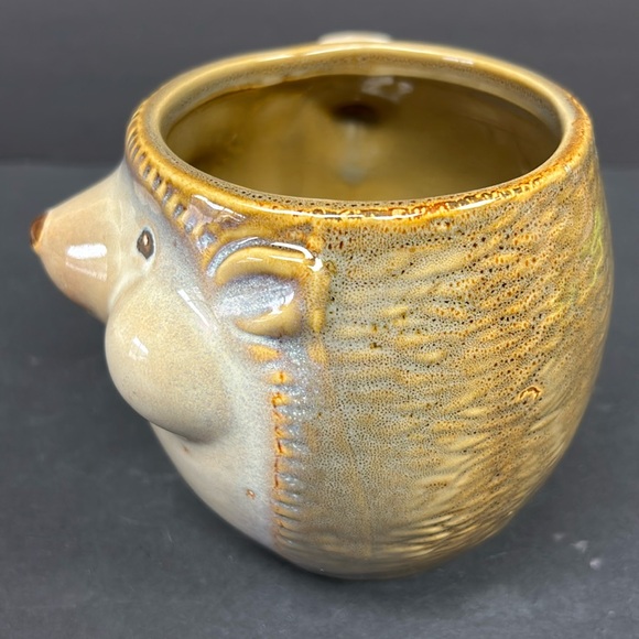 Large 20 oz glazed stoneware 3D Hedgehog shaped mug by Gibson - Picture 4 of 9